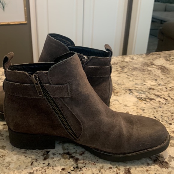 Born distressed suede booties, size 8M - Picture 5 of 7